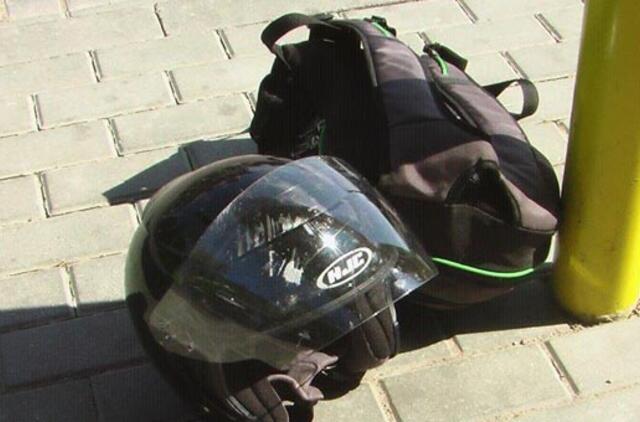 Griūdamas baikeris galva trenkėsi į bortelį