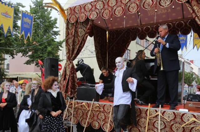 "Muzikiniame vežime" pirmasis uždainavo meras