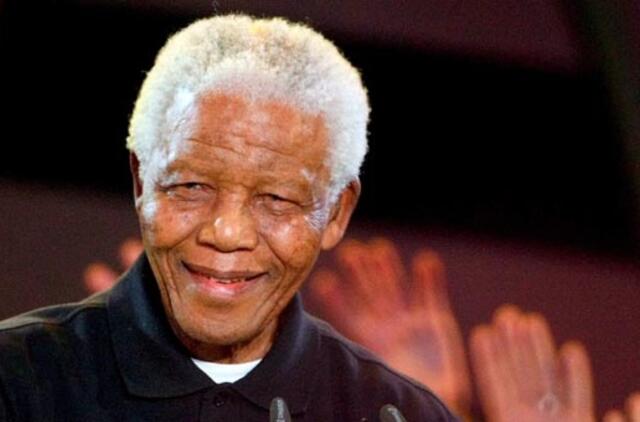 Nelsonas Mandela yra "ilgalaikės vegetacinės būklės"
