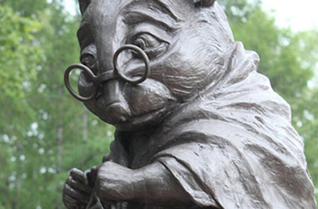 Pastatė skulptūrą laboratorinei pelei