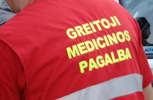 Pjaudamas žolę nuo elektros iškrovos žuvo žmogus