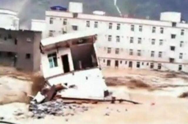 Po žemės nuošliauža Kinijoje palaidotos kelios dešimtys žmonių