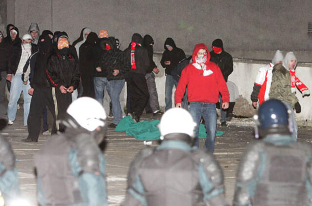 Policija žada netoleruoti menkiausių futbolo sirgalių pažeidimų