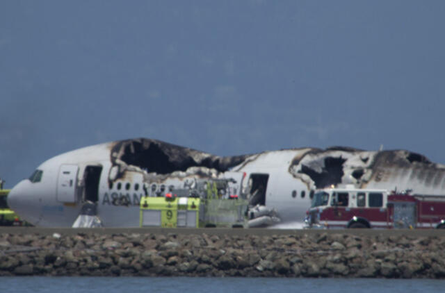 San Franciske leisdamasis katastrofą patyrė keleivinis lėktuvas, žuvo 2 žmonės, 181 - sužeistas