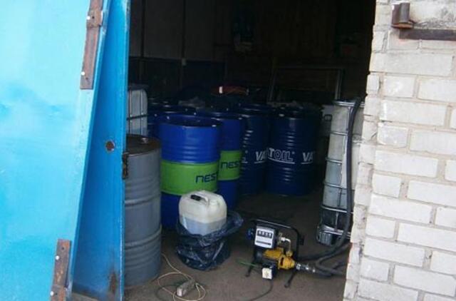 Šilutėje likviduotas kontrabandinių degalų pilstymo ir cigarečių platinimo taškas