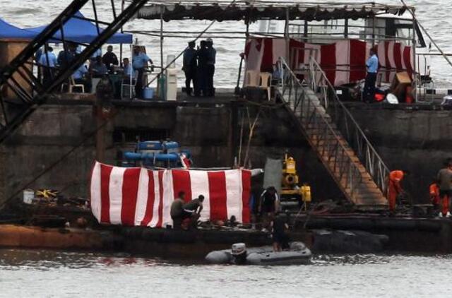 Iš nuskendusio Indijos povandeninio laivo iškelti pirmieji kūnai