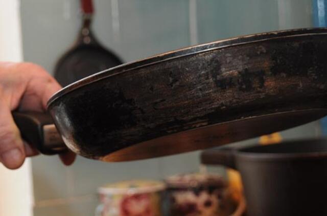 Įsibrovėlių grobis - keptuvė ir maisto produktai