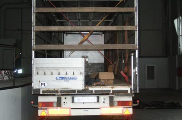 Kontrabandinį krovinį gabenęs vairuotojas prisipažino pats sumontavęs slėptuvę