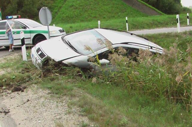 Magistralėje įvijo automobilį į griovį ir pabėgo