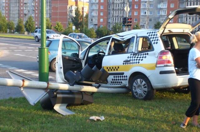 Avarijos kaltininkas - neatidus taksi vairuotojas (papildyta)
