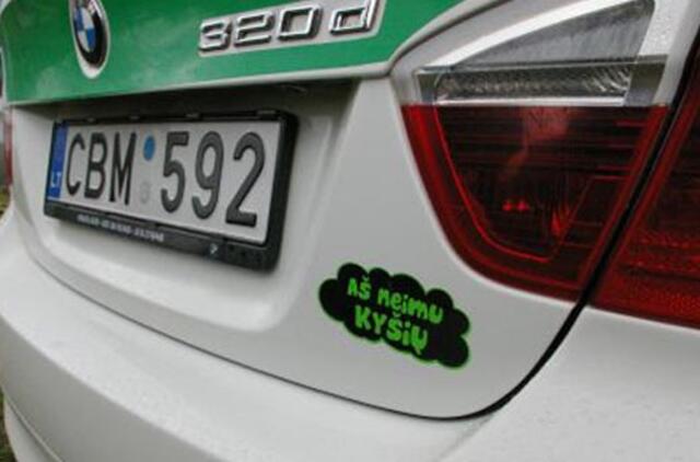 Prabangaus automobilio vairuotojas siūlė 340 litų