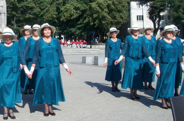 Senjorų šokių sūkury