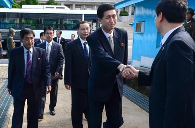 Šiaurės ir Pietų Korėjos pradėjo derybas dėl karo išskirtų šeimų susijungimo