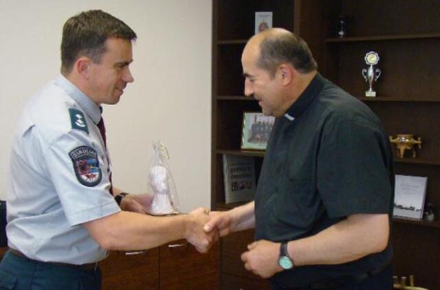 Vagį sulaikiusiam klebonui įteikta angelo skulptūrėlė