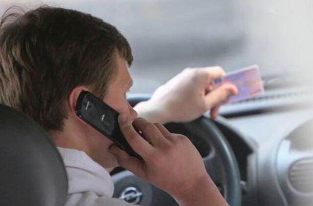 Ar tikrai kalbėjimas telefonu prie vairo yra pavojingas?