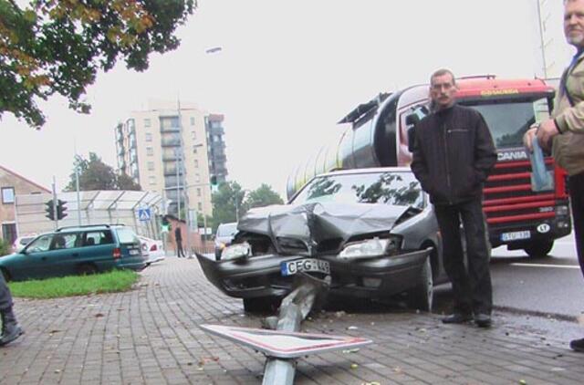 Benzinvežis privertė "Nissan" trenktis į stulpą