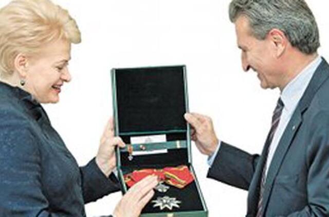 Dalia Grybauskaitė dalina ordinus už riestainio skyles