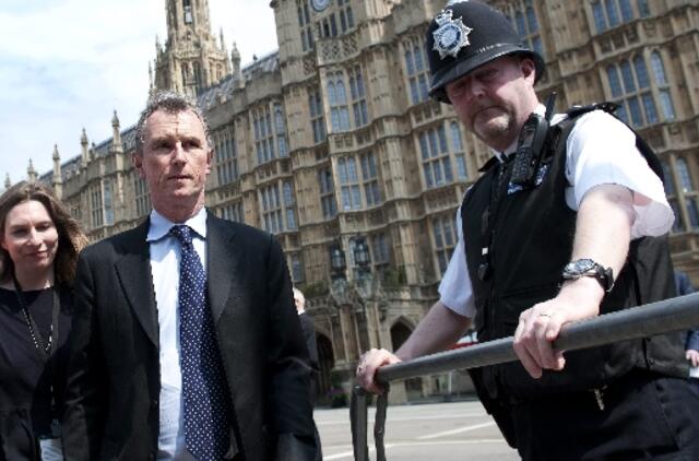 Dėl kaltinimų vyro išprievartavimu atsistatydino Britanijos parlamento vicepirmininkas