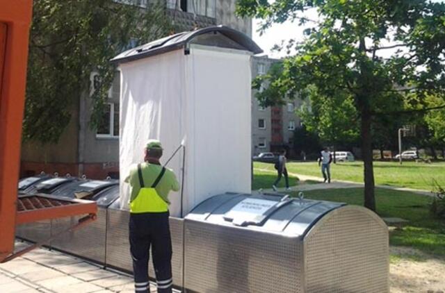 Gargžduose prie daugiabučių - šiukšlės po žeme