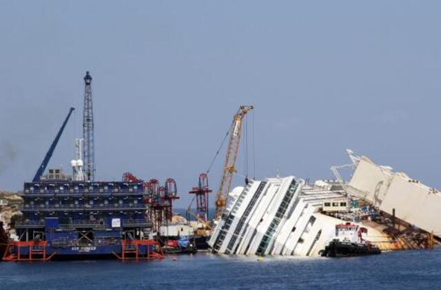 Iš vandens keliamas apvirtęs laivas "Costa Concordia"