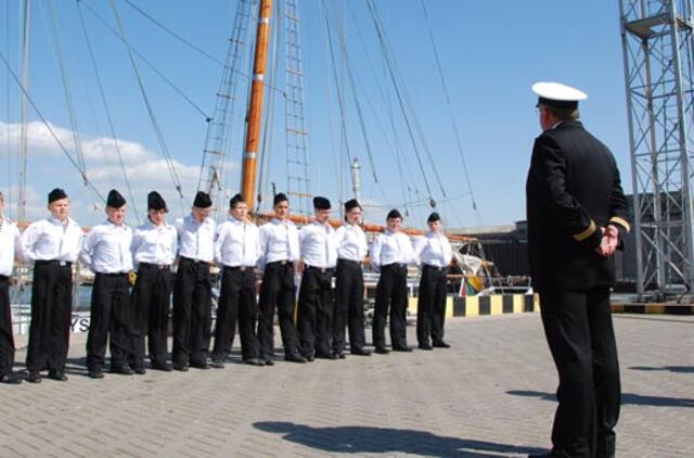 Kadetų mokyklą skandina bendrabutis