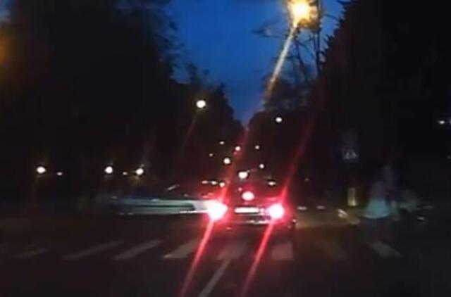 Pagauk "gaidelį" kelyje: šuolis per bortelį