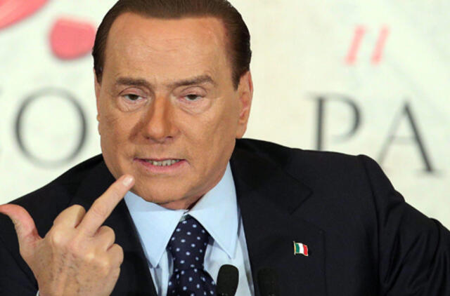 Silvijaus Berluskonio partijos ministrai pasitraukė iš Italijos vyriausybės