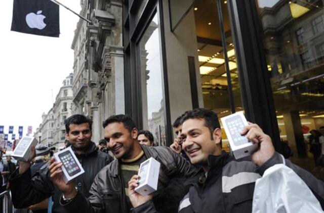 Vienose šalyse penktadienį "iPhone" dar tik pasirodė, o kitose jau buvo išparduotas