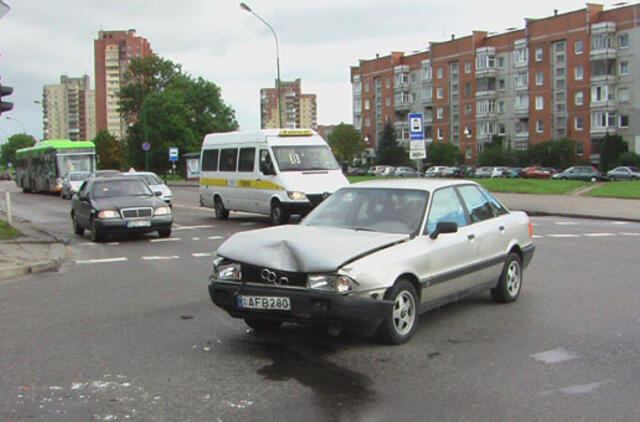 Vikingo automobilis susidūrė su "Toyota"