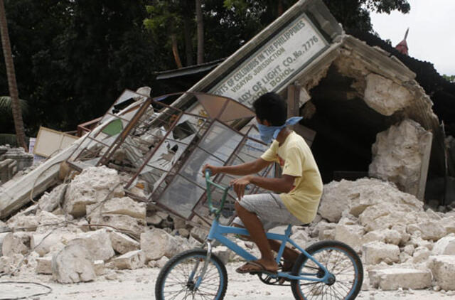 Filipinuose jau beveik 100 žemės drebėjimo aukų