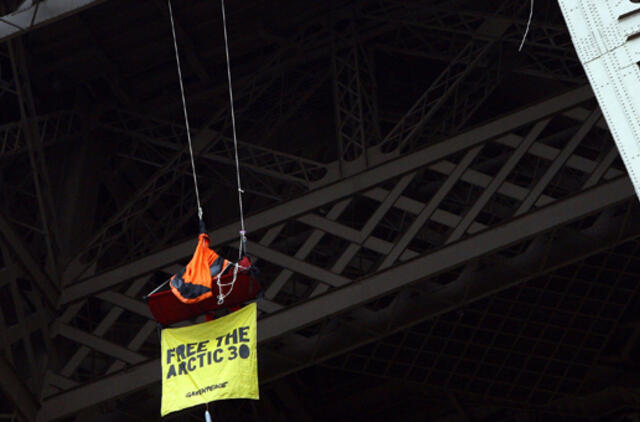 "Greenpeace" aktyvistas pakibo po antru Eifelio bokšto aukštu