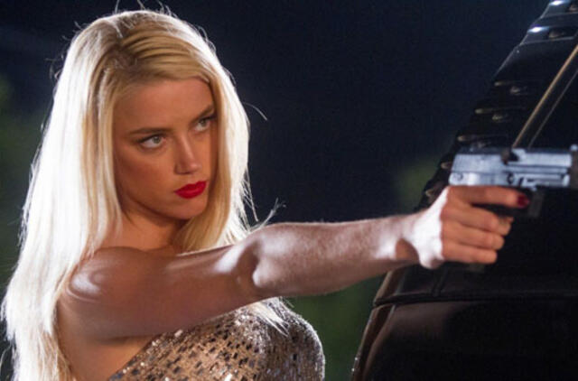 Karščiausios Mis titulas filme "Mačetė žudo" – šviesiaplaukei raudonos suknelės karalienei Amber Heard