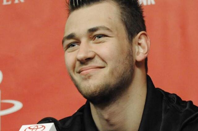 Krepšininkas Donatas Motiejūnas rungtynėse su "Spurs" pelnė 7 taškus