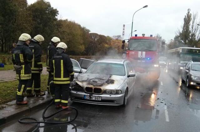 Mokyklos gatvėje užsiliepsnojo BMW