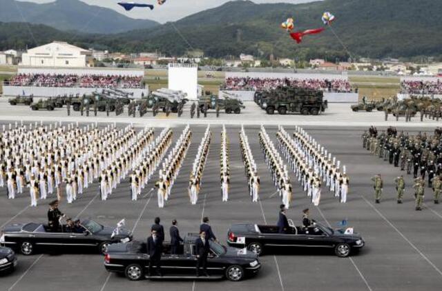 Pietų Korėja surengė didžiausią per 10 metų karinį paradą