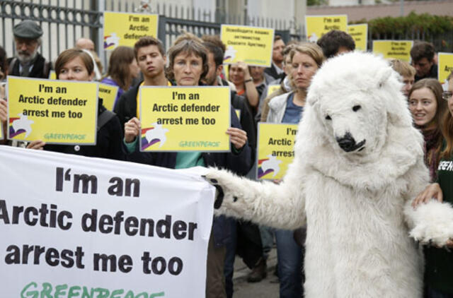 Rusija pateikė kaltinimus piratavimu dviem "Greenpeace" aktyvistams