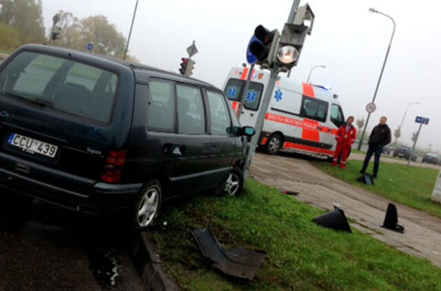 Sąmonės netekusi vairuotoja trenkėsi į šviesoforą