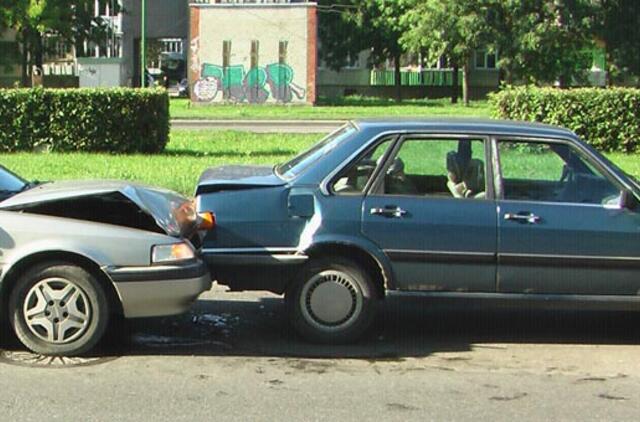 Šilutės plente - "Mazdos" smūgis į "Audi" galą