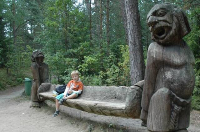 Tautodailininkai atnaujins Raganų kalno skulptūras