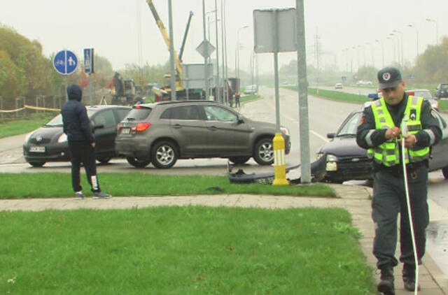 Teismo laukiantis vairuotojas sukėlė avariją