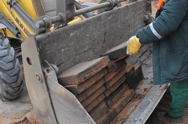 Traktoriaus kauše vežta moteris neteko kojos