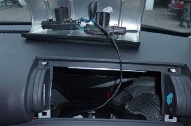 Vietoje oro pagalvės - distanciniu būdu atidaroma slėptuvė cigaretėms (foto)