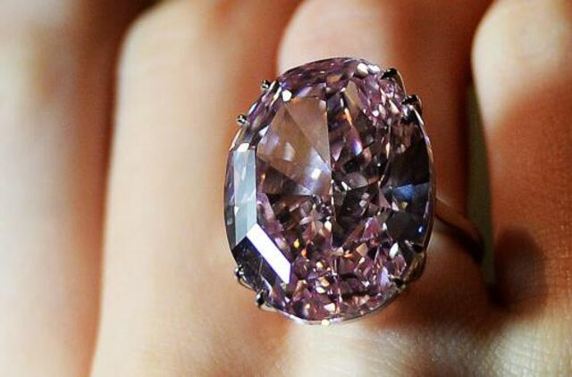 Aukcione už rekordinę sumą - 62 mln. eurų - parduotas deimantas "Rožinė žvaigždė"