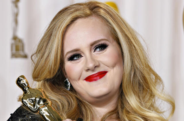 Dainininkės Adelės patarimas Kelly Clarkson: "Brangioji, neskubėk su motinyste, nes visa kita teks pamiršti"