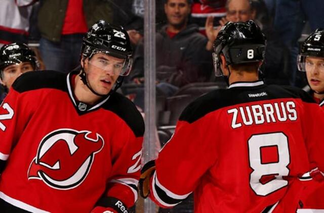 Dainius Zubrus per rungtynes su "Hurricanes" įmušė įvartį ir atliko rezultatyvų perdavimą