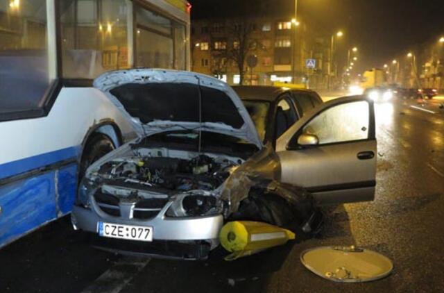 Dužo automobiliai, virto šviesoforas, lūžo kelio ženklas