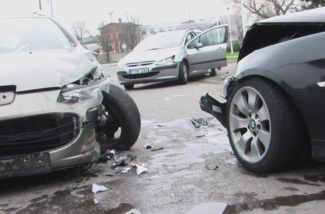 Girto vairuotojo sukeltoje avarijoje dužo trys automobiliai