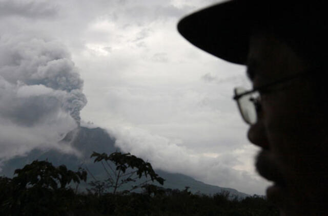 Indonezija: apie tūkstantį žmonių buvo priversti palikti namus dėl ugnikalnio išsiveržimo