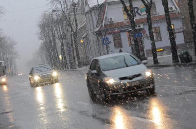 Naktį eismo sąlygas sunkins šlapdriba ir plikledis