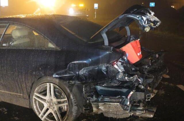 Naktį susidūrė du prabangūs "Mercedes"